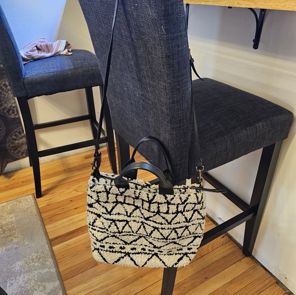 Universal thread matching crossbody. Again and makeup bag. Used good shape - Picture 2 of 5